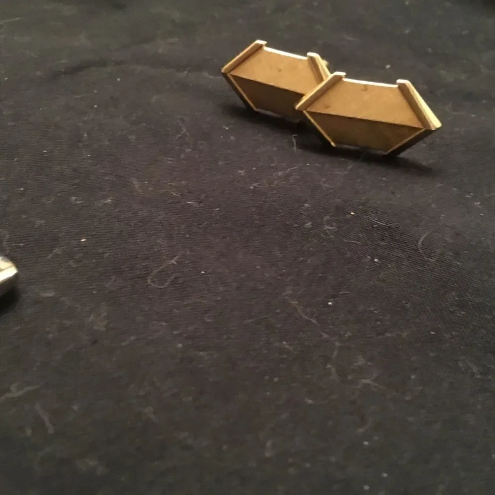 2 Set of Men’s Cufflinks in Silvertone and Goldtone.